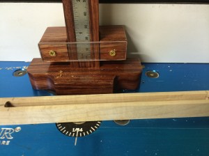 Cut the through stopped groove in the bar.